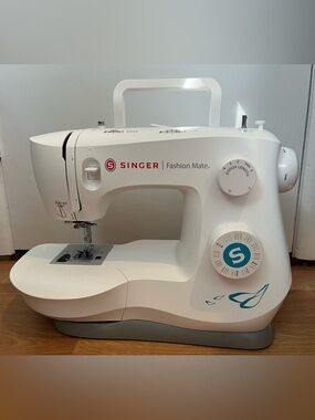 Singer Fashion Mate White Sewing Machine